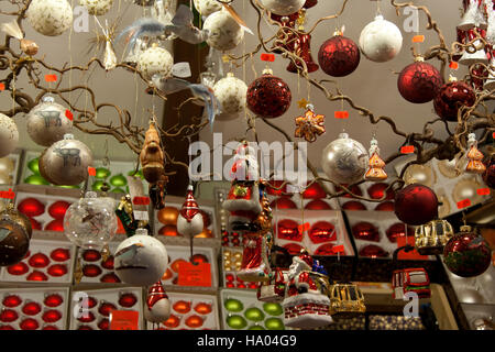 Marché de Noël, l'Allemagne, des stands de cadeaux dans un marché des vacances à thème médiéval à Esslingen, Allemagne. Banque D'Images