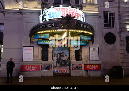 L'exercice de la comédie au sujet d'un vol de banque est annulée au Criterion Theatre, Piccadilly Circus, comme une coupure de courant a plongé certaines parties du centre de Londres dans l'obscurité. Banque D'Images