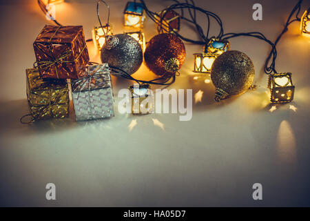 Ornement de Noël et décorer les éléments de la nuit sainte. Joyeux Noël et bonne année lumière de nuit. Banque D'Images