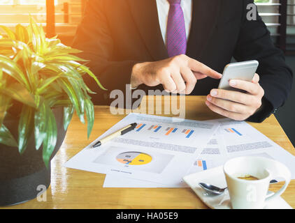 Portrait d'un téléphone sur le bureau dans le bureau de style vintage. Banque D'Images