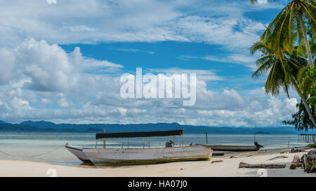 Bateau de pêcheur sur l'île de Kri, Raja Ampat, en Indonésie. La Papouasie Occidentale Banque D'Images