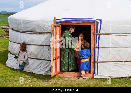 La Mongolie, province Övörkhangaï, vallée de l'Orkhon, Nomad camp, famille de nomades dans la yourte Banque D'Images