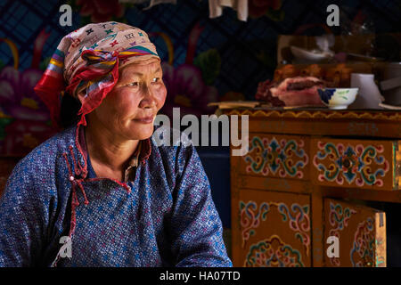 La Mongolie, province Arkhangai, femme nomade dans la yourte Banque D'Images