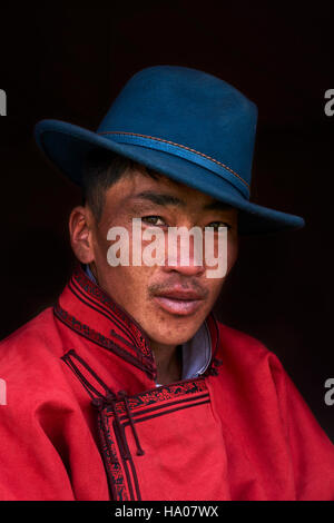 La Mongolie, province de Bayankhongor, Lantern, fête traditionnelle, portrait d'un jeune homme en costume traditionnel, deel Banque D'Images