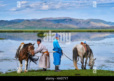 La Mongolie, province de Bayankhongor, Lantern, fête traditionnelle, les jeunes nomad près d'un lac Banque D'Images