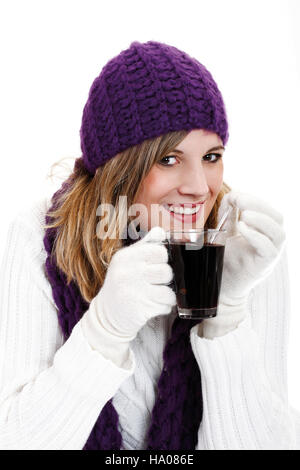 Jeune femme portant un bonnet de pourpre et de boire le vin chaud Gluehwein, Banque D'Images