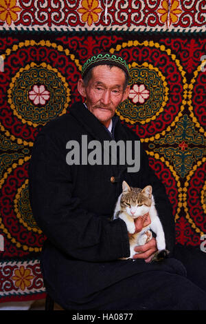 La Mongolie, Bayan-Ulgii province, l'ouest de la Mongolie, camp de nomades kazakhs dans la steppe kazakhe, l'homme à l'intérieur de la yourte Banque D'Images