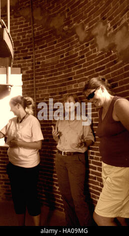 À l’intérieur du phare d’Ocracoke, au bord de la mer nationale de Cape Hatteras, des bénévoles organisent des visites guidées, partageant l’histoire et l’importance de cette structure emblématique. Les visiteurs en apprennent plus sur son rôle dans le guidage des navires le long de la côte de Caroline du Nord. Banque D'Images