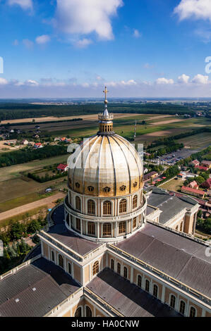 Dôme du Sanctuaire et basilique de Notre Dame des Douleurs, Reine de Pologne, dans le lichen. La plus grande église en Pologne. Banque D'Images