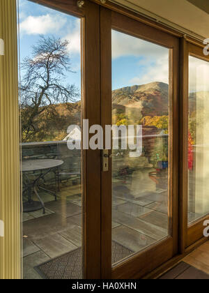 Bi-bois portes pliantes avec jolie vue de Lakeland, Little Langdale, Cumbria, England, UK. Banque D'Images