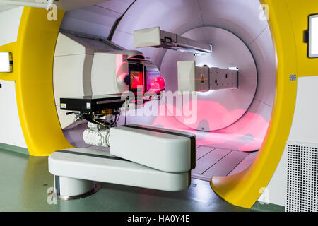 Laboratoire de traitement du cancer dans les 2 bras Cyclotron Bronowice Centre à l'Institut de physique nucléaire à l'Académie polonaise des sciences à Paris. Banque D'Images