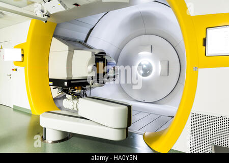 Laboratoire de traitement du cancer dans les 2 bras Cyclotron Bronowice Centre à l'Institut de physique nucléaire à l'Académie polonaise des sciences à Paris. Banque D'Images