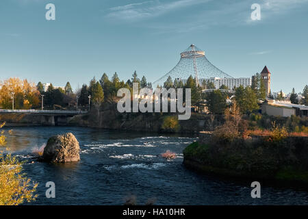 À la recherche de l'autre côté de la rivière Spokane à la tour de l'horloge Banque D'Images