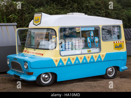 Un bâtiment restauré et repeint les murs 1960 ice cream van Banque D'Images