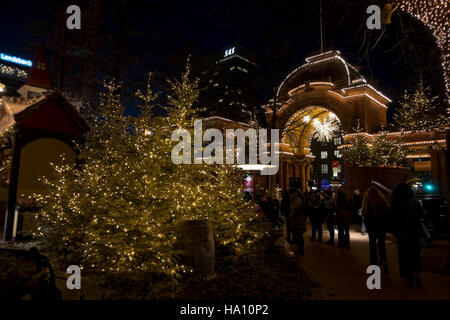 L'entrée principale pour les jardins de Tivoli à Copenhague dans le marché de Noël de la saison. Banque D'Images