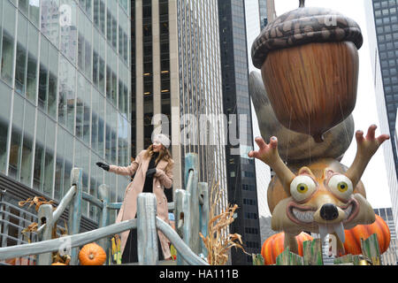 Singer Daya et Scrat et son gland ballon dans le Macy's Thanksgiving Day Parade en descendant l'Avenue des Amériques Banque D'Images