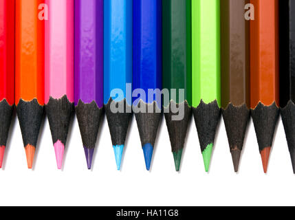 Assortiment de crayons de couleur sur fond blanc Banque D'Images