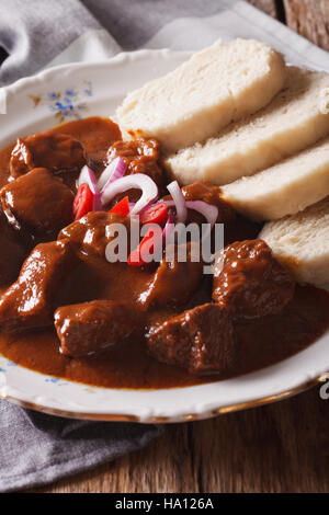 République tchèque : alimentaire traditionnel goulasch avec des boulettes sur une plaque verticale macro. Banque D'Images