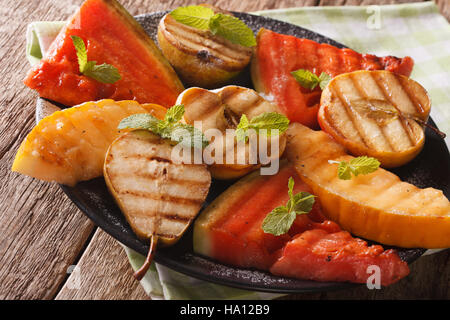 Pastèque, melon, poire, pomme et close-up grillé sur une plaque horizontale. Banque D'Images