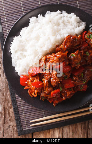 Riz avec compote de porc dans une sauce aigre-douce sur la plaque libre. vertical Vue de dessus Banque D'Images