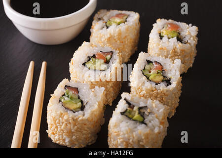 Délicieux rouleaux de Californie servi avec sauce soja libre horizontale. Banque D'Images