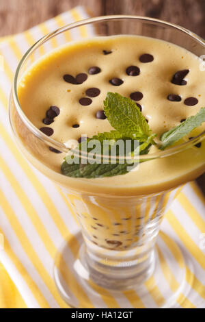 Crème d'oeufs au chocolat sabayon gouttes close up dans un verre. vertical Banque D'Images