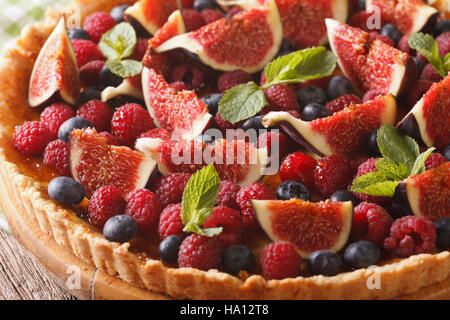 Tarte aux figues fraîches, les framboises et les bleuets macro sur la table horizontale. Banque D'Images