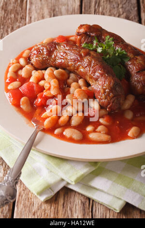 Saucisses grillées avec des haricots à la sauce tomate dans une assiette sur la table verticale. Banque D'Images