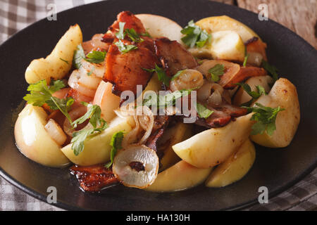 Lard grillé garni d'oignons et pommes macro sur une plaque horizontale. Banque D'Images