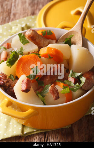 Dorloter Dublin - Irish lave qui , de saucisses de porc tranchées grossièrement et tranches de tranches de pommes de terre et oignons libre vertical. Banque D'Images