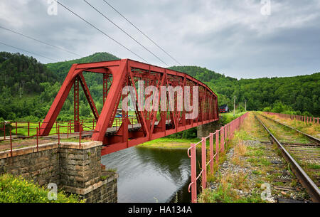 Vieux pont métallique sur Circum-Baikal de fer. Région d'Irkoutsk. La Russie Banque D'Images