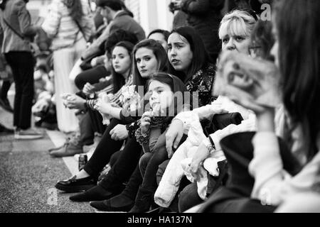 Les gens qui attendent patiemment que la sainte procession - semana santa - dans la ville de Séville Banque D'Images