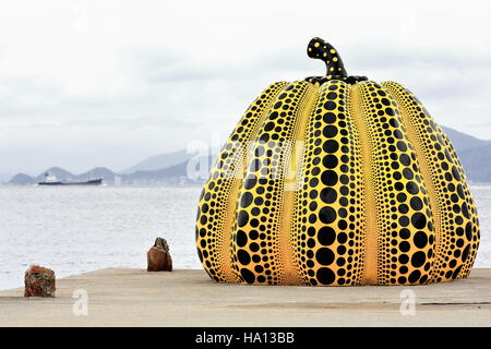 Naoshima, Japan-October 19, 2013 : l'île de Naoshima expose plusieurs œuvres à l'air libre parmi eux Yayoi Kusama's sculpture de citrouille jaune. Banque D'Images