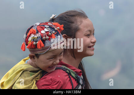 Les enfants dans l'ethnique Lao Chai village tribal dans SAPA, Vietnam, Asie Banque D'Images