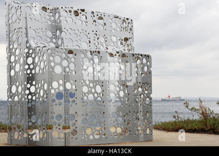 Naoshima, Japan-October 19, 2013 : l'île de Naoshima abrite plusieurs œuvres d'extérieur comme celui-ci intitulé Le chantier fonctionne : Stern avec le trou de la sculpture Banque D'Images