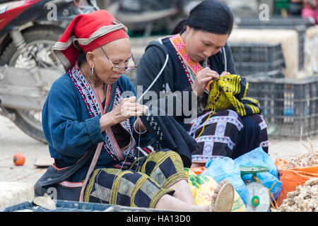 Couture femme Dzao rouge ethnique sur le marché local dans la région de Sapa, Vietnam, Asie Banque D'Images