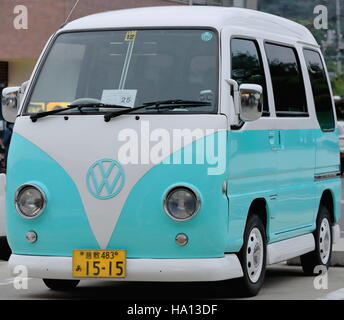 Naoshima, Japan-October 19, 2013 : les fabricants japonais continuent de produire des imitations artisanale Volkswagen T2 van classique que celui en poste Banque D'Images