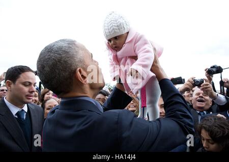 Le président des États-Unis, Barack Obama, est titulaire d'un bébé au cours d'une ambassade des États-Unis accueil à l'Arion Resort le 16 novembre 2016 à Athènes, Grèce. Banque D'Images