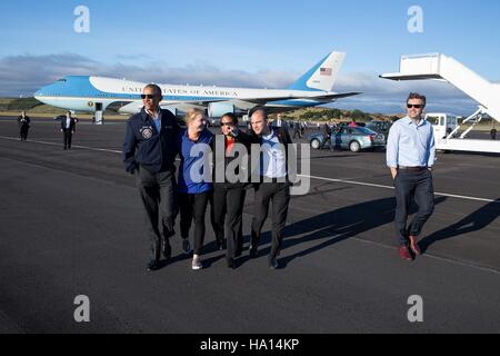 Le président des États-Unis, Barack Obama rejoint (L-R) Sous-chef d'état-major pour les opérations Anita Decker Breckenridge, Conseiller à la sécurité nationale Susan Rice, vice-conseiller pour la sécurité nationale, Ben Rhodes, et secrétaire de presse Josh Earnest pour une promenade sur le tarmac comme Air Force One ravitaille à la base aérienne de Lajes, 18 novembre 2016 à Praia de Vitoria, Açores, Portugal. Banque D'Images