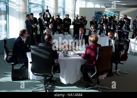 Le président des États-Unis, Barack Obama rencontre avec la Chancelière allemande Angela Merkel, le Président français François Hollande, le premier ministre Espagnol Mariano Rajoy, le Premier ministre britannique Theresa May, et le Premier Ministre Italien Matteo Renzi à la chancellerie allemande, le 18 novembre 2016 à Berlin, Allemagne. Banque D'Images