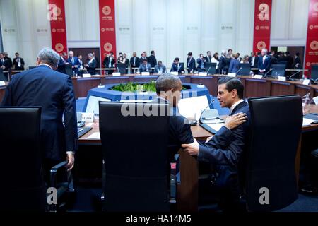 Le président des États-Unis, Barack Obama parle au Président mexicain Enrique Pena Nieto avant la réunion du partenariat transpacifique au cours de la Coopération économique Asie-Pacifique à Lima Convention Center 19 novembre 2016 à Lima, Pérou. Banque D'Images
