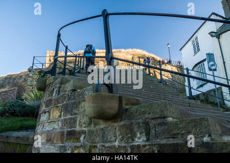 Voir les 199 marches jusqu'à l'abbaye de Whitby et de l'église sur la falaise est de la pittoresque ville de pêcheurs Banque D'Images