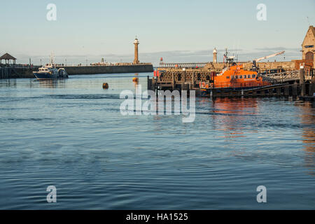 Une vue sur le port très animé à Whitby, sur la côte du Yorkshire du Nord en Angleterre montrant les bateaux, quais et lifeboat Banque D'Images