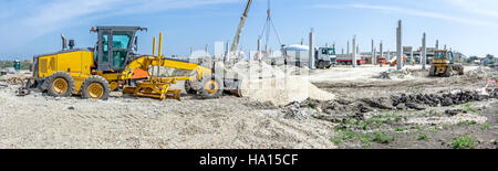 Panorama est montrant un paysage se transformer en zone urbaine avec des machines, les gens travaillent. Vue sur site de construction. Banque D'Images