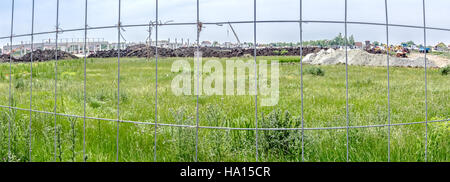 Panorama est paysage montrant se transformer en zone urbaine avec des machines, les gens travaillent. Vue sur site de construction. Banque D'Images