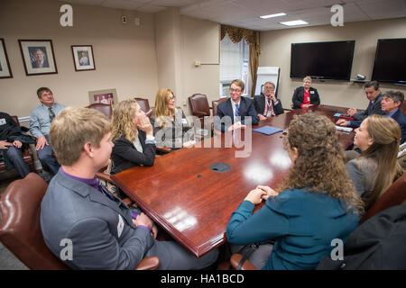 Le Service de conservation des ressources naturelles (NRCS) de l’USDA a accueilli le Championnat international de jugement des sols, axé sur la science et la conservation des sols. Cet événement, qui s'est tenu au siège du NRCS à Washington, D.C. a réuni des experts et des étudiants du monde entier en compétition et en apprentissage sur la gestion durable des terres. Banque D'Images