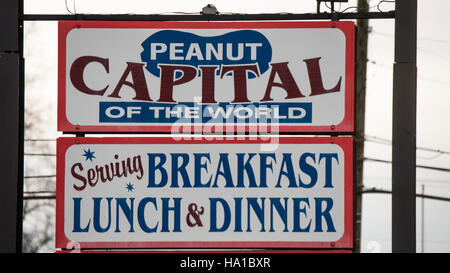 Wakefield, en Virginie, connue comme la capitale mondiale de l'arachide, est un centre agricole axé sur la culture de l'arachide et du coton. L'USDA soutient les pratiques agricoles durables et les efforts de conservation dans la région. Banque D'Images