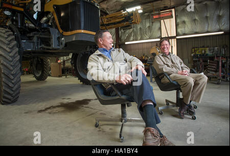 Une visite à Wakefield, en Virginie, connue comme la capitale mondiale de l'arachide, soulignant l'importance de la culture de l'arachide dans la région. L'USDA continue de soutenir l'agriculture locale par le biais de programmes qui améliorent la durabilité et la croissance économique en Virginie. Banque D'Images