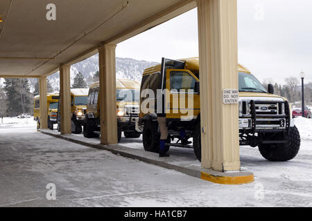 Yellowstonenps Snowcoaches 23984357533 au Mammoth Hot Springs Hotel Banque D'Images