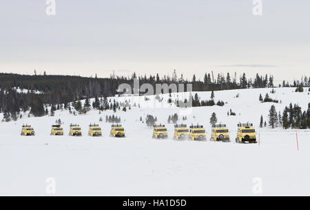 Yellowstonenps 25390764506 Le dernier voyage pour le Bombardier Xanterra snowcoaches. Le Lac des appartements Banque D'Images